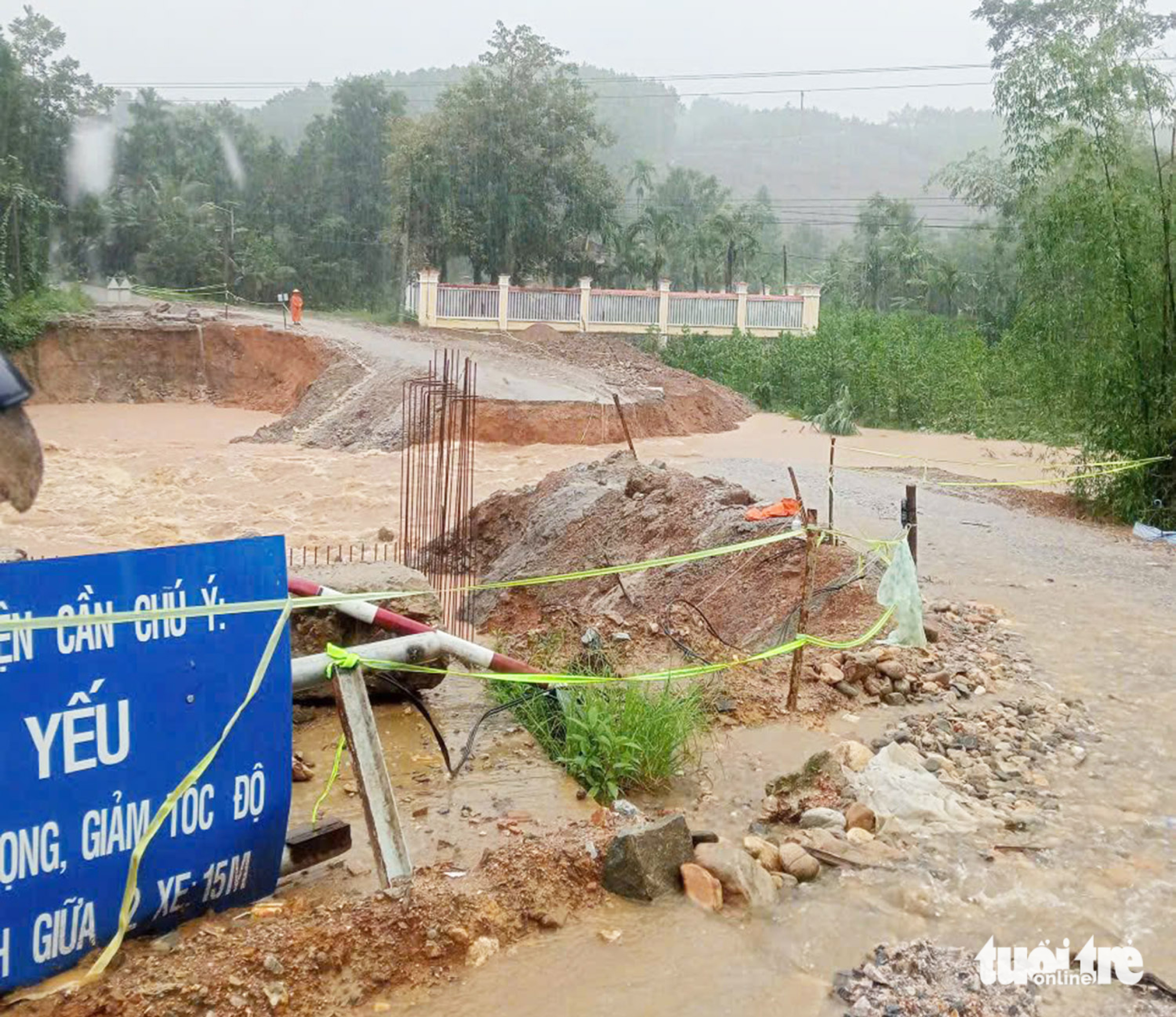 岘港山区大雨,山体滑坡,洪水,达克米4号水电站预计泄洪量增至4500立方米/秒